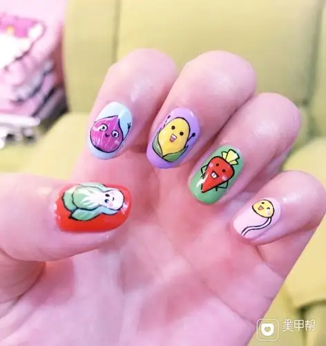 圆形手绘美甲图片