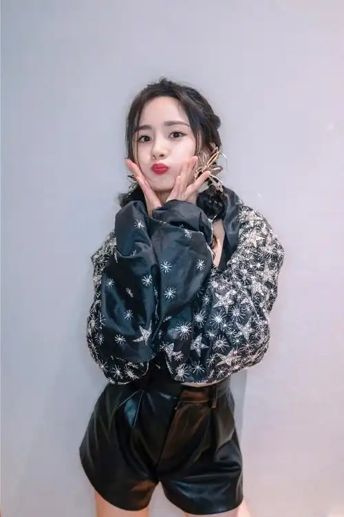 杨幂可爱俏皮自拍照图片