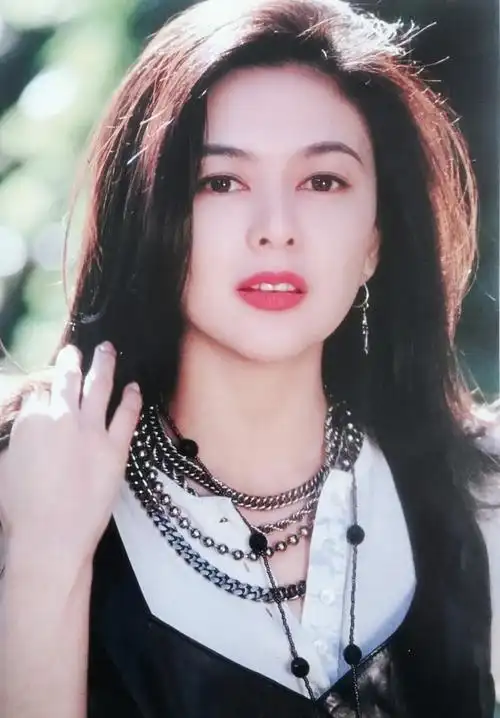 美人旧照:关之琳皮衣搭配白裙,肤白貌美身材高挑,细长"漫画腿"真绝