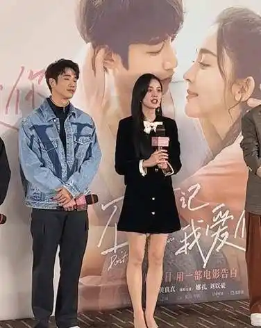 娜扎新年开工筷子腿让人羡慕,生图却脸部浮肿,鼻孔变大,显老了_刘以豪