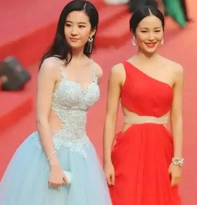 刘亦菲和江一燕是同学.他们走红地毯.刘亦菲性感清纯,江一燕大方妩媚.