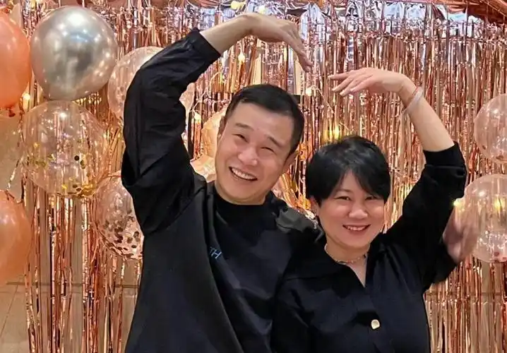 小沈阳夫妻甜蜜比心秀幸福,结婚18年依旧喊老婆大宝,恩爱如初