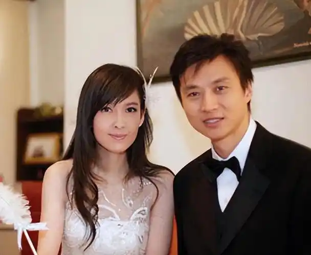 周慧敏和老公出席晚宴,60岁倪震秃头变油腻大叔,曾被曝多次出轨