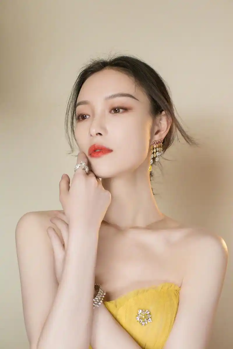 倪妮身着reem acra黄色抹胸纱裙亮相风格大赏