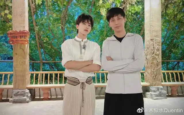 《奔跑吧》第十季录制结束,摄影师晒与蔡徐坤合照