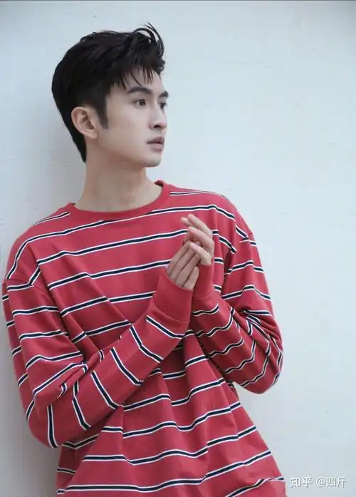 曝张云龙去钟楚曦家里过夜,两人同处一室被拍,居家打扮疑似热恋 - 知