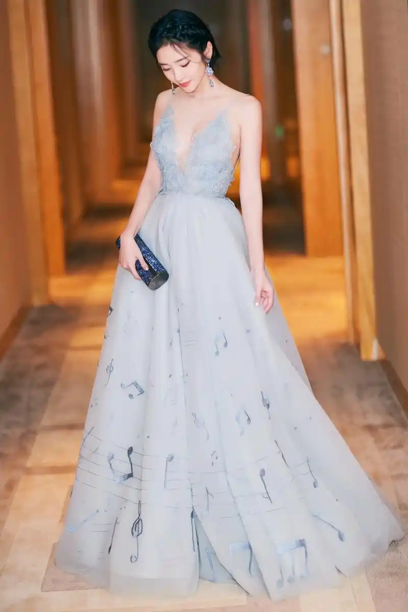 唐艺昕性感优雅深v纱裙活动照图片,明星,高清,唐艺昕,深v,活动照,人气