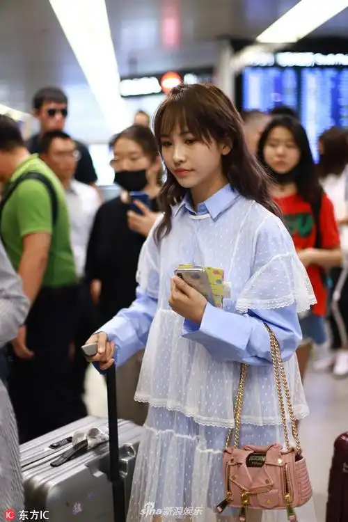 组图:创造101蒋申穿蓝色连衣裙仙气十足 长发飘飘变古典美女