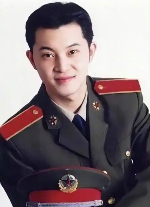 三大军艺校草,其中两个都发福了,颜值仍在的只有杨洋_沈腾_沙溢_师哥