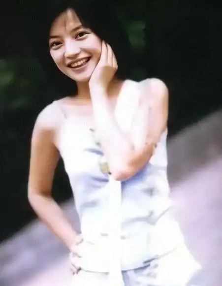 看了赵薇的大学旧照才明白天生丽质的含义果然是天然美女