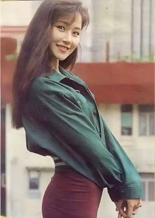 万绮雯:年轻时相貌平平,如今老了却愈发迷人_甄子丹_相关_生活