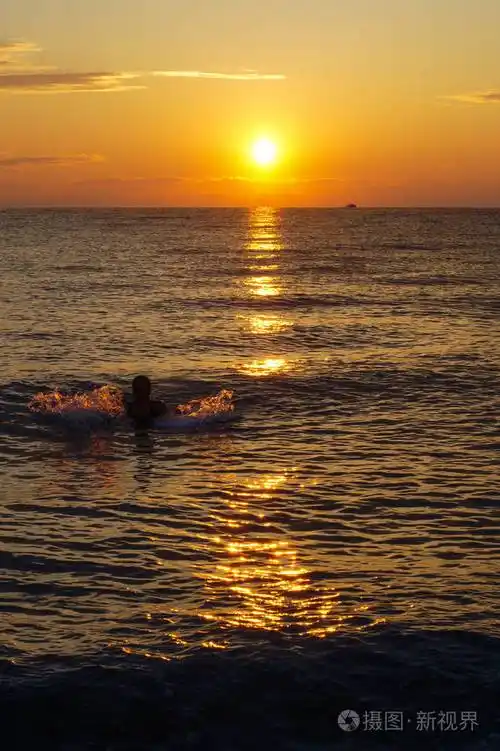 享受爱琴海日出的游泳妇女