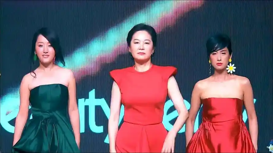 林青霞携杨钰莹朱茵走秀,这气场无人能比,台下女明星都惊呆了!
