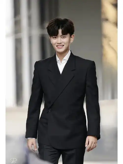 任嘉伦的西装造型有多帅