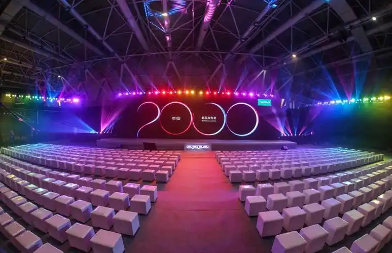 现场布置,绚丽夺目的舞美,别具一格的产品展示区,整个发布会视觉与