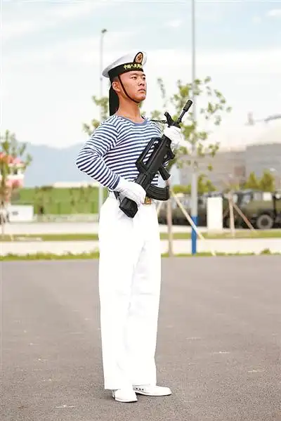 ③   10月1日10时48分,身着白色水兵服的海军方队正步走过天安门广场