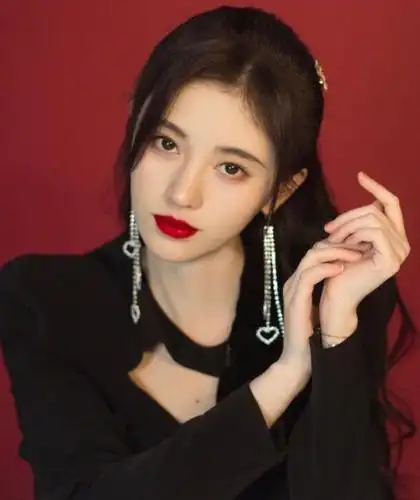 鞠婧祎换发型堪称"整容",把长发换成丸子头后,这是变脸吧?