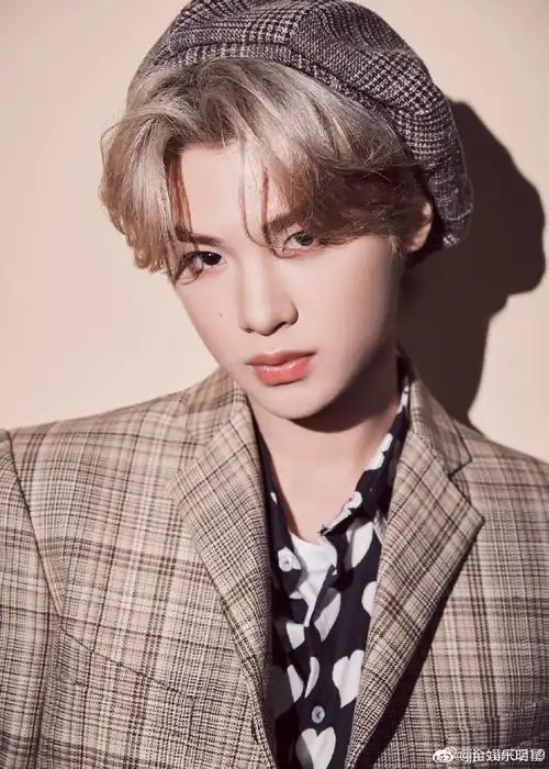 黄明昊金发贝雷帽造型##你好星期六