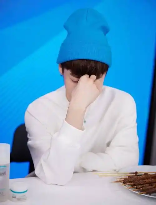 可爱犯规鹿晗宝蓝针织帽遮齐刘海呆萌可爱托腮扶额少年感足