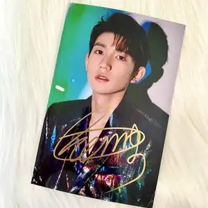 王源亲笔签名照时尚周边杂志在珠江时报