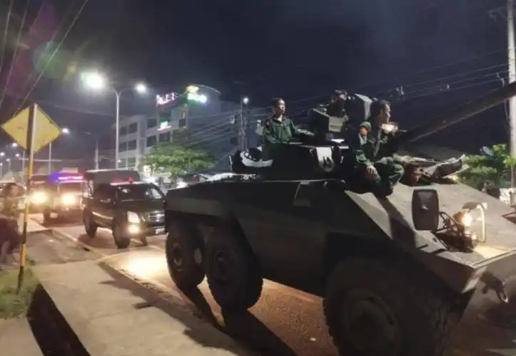 缅甸勃固市出现大量装甲车军车警车巡逻