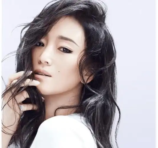 55岁巩俐罕见晒短发,又a又飒颜值惊艳,戴鸽子蛋大绿宝石气场强_照片