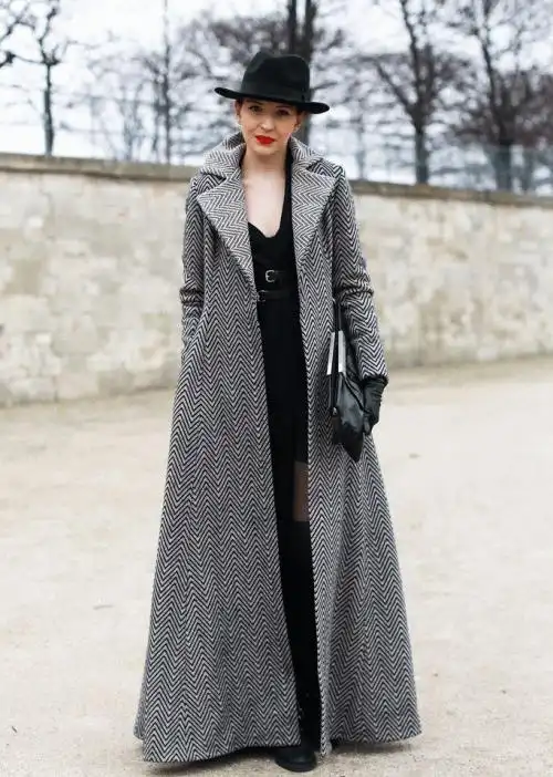 超长款过膝大衣搭配v领连衣裙,加上过膝长靴,性感又妩媚,女王气场顿显