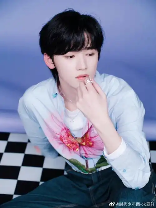 宋亚轩校园风大背头造型