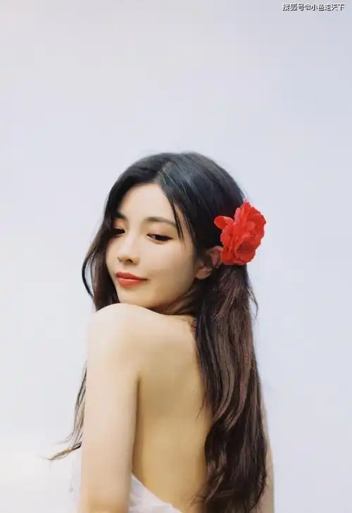 许杨玉琢小红花明艳娇媚写真