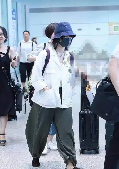 一点没有腰身不说,周笔畅163的身高活生生被穿成了1米2,这个造型师