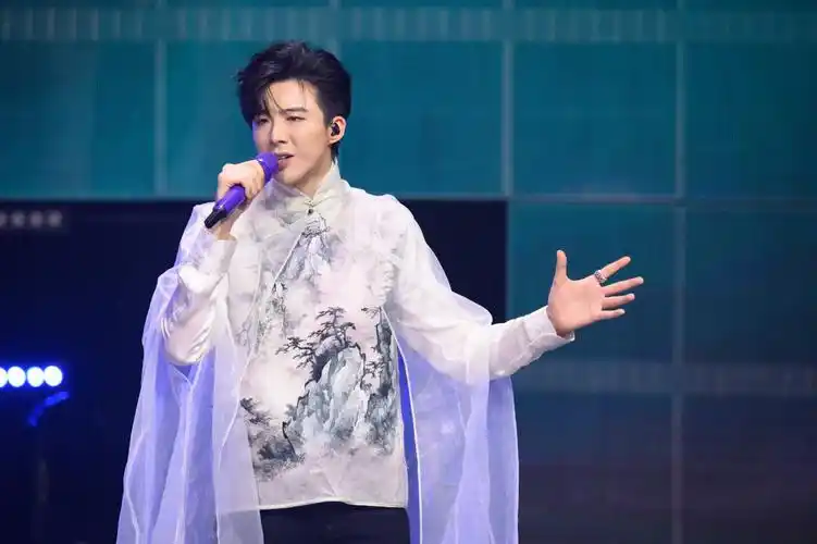 一曲《卷珠帘》让霍尊一夜间红遍大江南北,温润潇洒的古风少年,携满腔