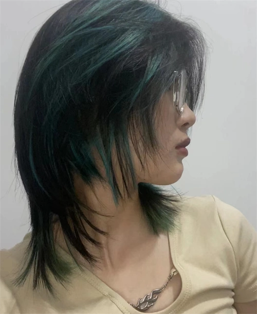 挑染不仅可以提亮底色,还可以增加头发线条和流线既视感,这款公主切