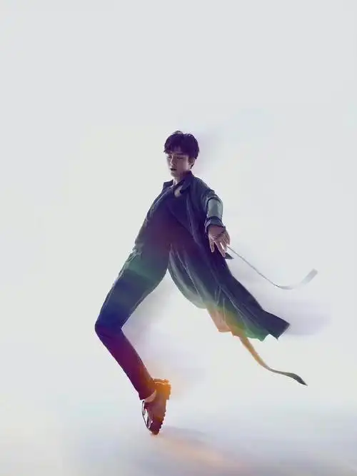 12《时尚芭莎电子刊|刘宇宁:飞速旋转 成长风暴》大哥演唱会宣传海报.