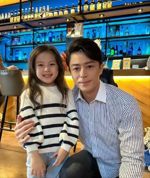 10月27日,林心如霍建华一家在日本旅游时被网友偶遇.