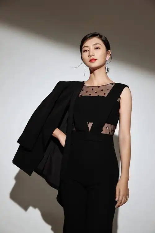 unlock多面时尚!斓曦写真气场全开玩转高级时尚感