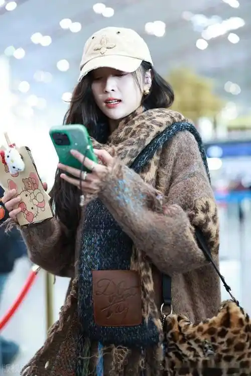 吴宣仪北京机场出发,穿毛绒大衣休闲时尚