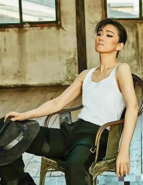 剪短发机车风打扮变酷girl,瘦大了太男相_女性_造型_身材