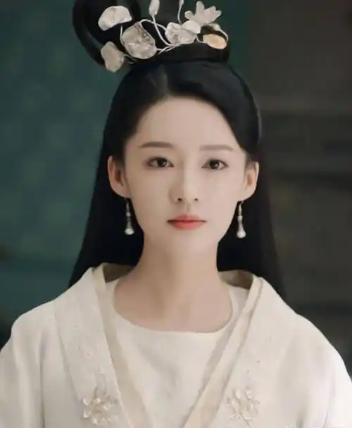 李沁古装剧照甜美写真