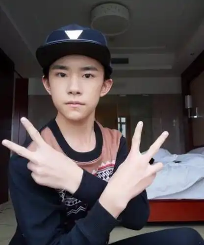 易烊千玺的剪刀手是最特别的,别人都是一只手,而千玺是两只剪刀手哦