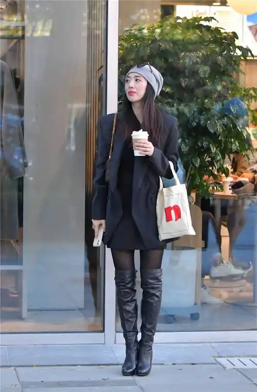 黑色丝袜搭配长靴进入了深秋时节时尚美女也要注意保暖