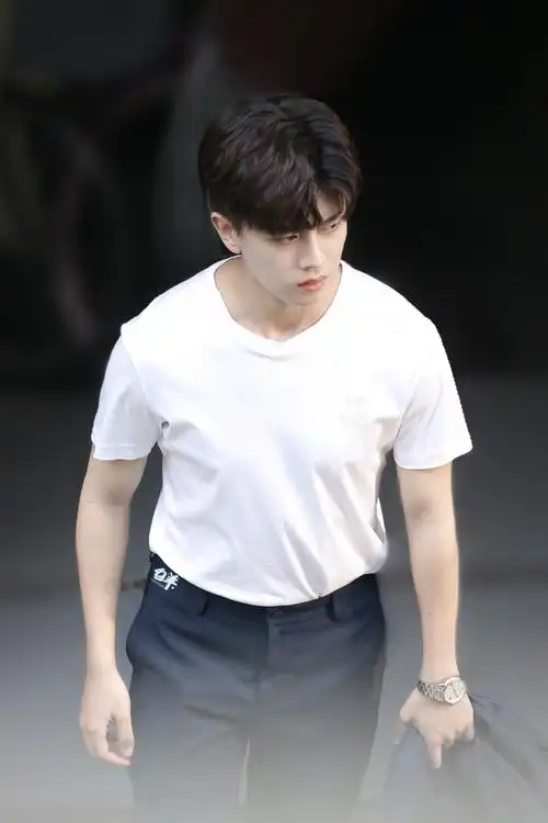 裤子的教授走路时肚肚走光了的周生辰@任嘉伦allen#任嘉伦一生一世