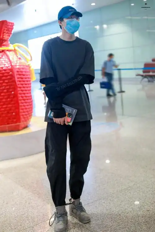 刘宇宁长腿小合集宁哥的大长腿真的太绝了早安@md_摩登兄弟_高清图集