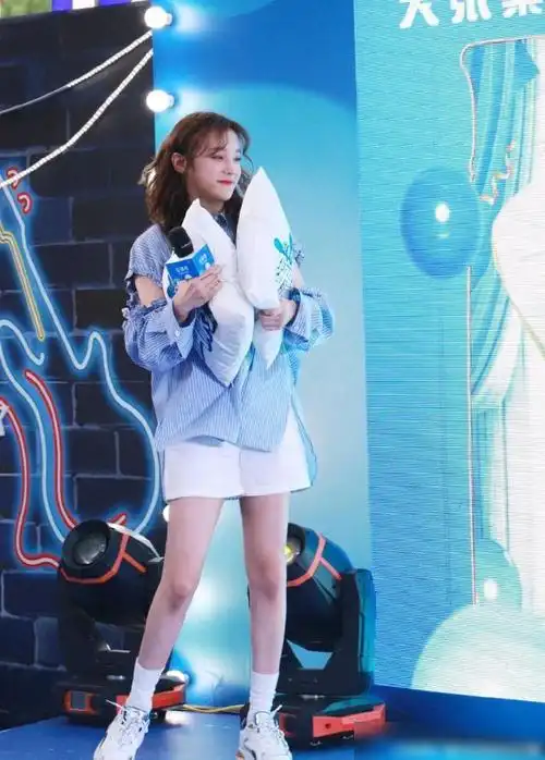 宋雨琦穿白色淑女风连衣裙现身机场小清新范十足