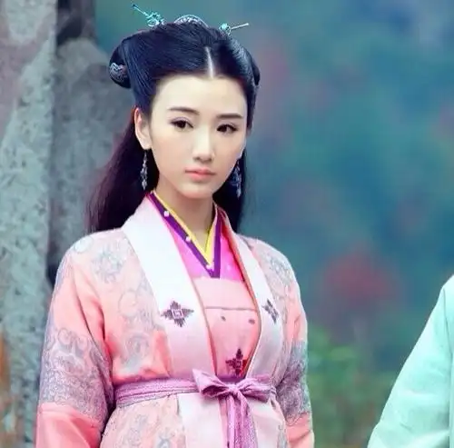 毛晓彤毛晓彤版的郭芙一颦一笑俏皮可爱,萌态十足,与以往的角色有很大