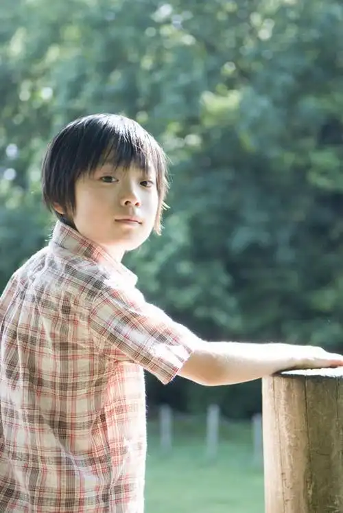 室外,白天,纯洁,亚洲,仅一个男性,仅一个人,扭头,注视,休闲装,黄种人