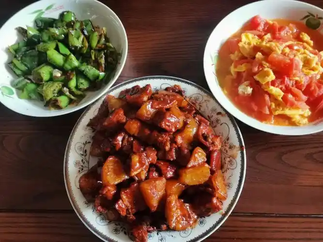 四口之家简单午餐,土豆红烧肉,番茄炒蛋,酱青椒,主食米饭.#午餐