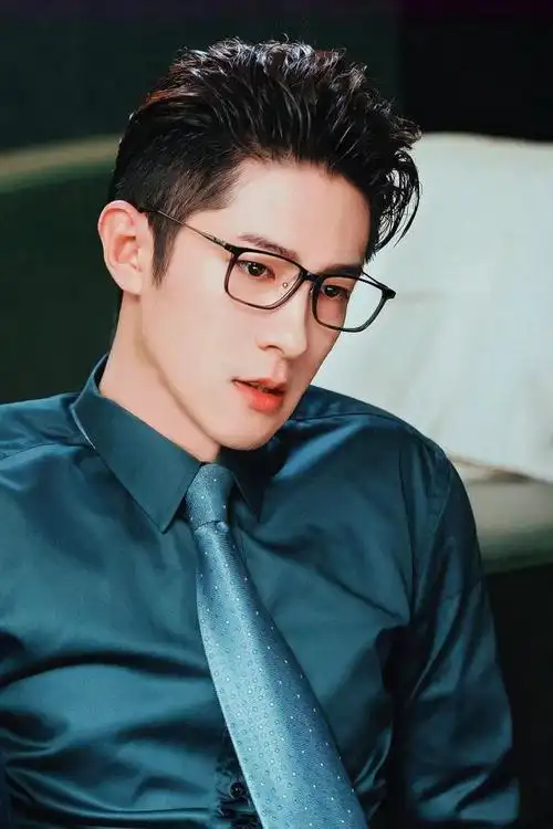 季肖冰一组帅气治愈系壁纸图,网友:青春与成熟的碰撞,太迷人