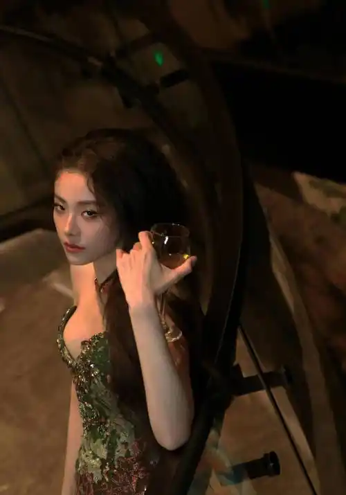 照片中的喻言身穿低胸裙,露出傲人事业线和细腰,大秀美腿,身材窈窕