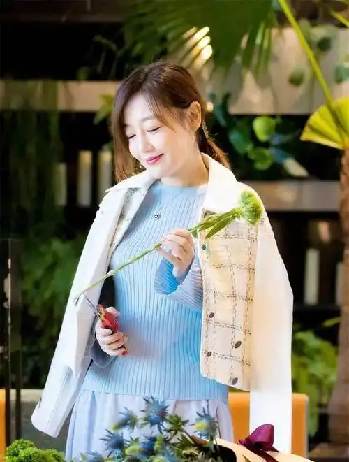 胡歌的前任女友薛佳凝,43岁的她依然保持着细腻的皮肤状态,展现出迷人