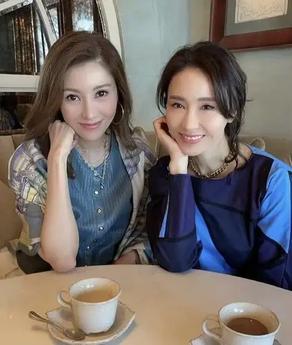 51岁李嘉欣与黎姿同框合影,两大女神容颜依旧,美女都不老?